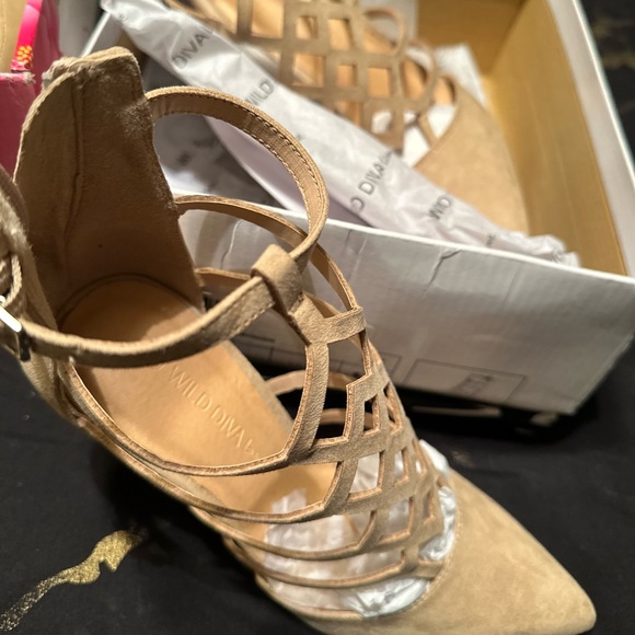 Natural heels never been worn. Size 6 - Picture 5 of 5